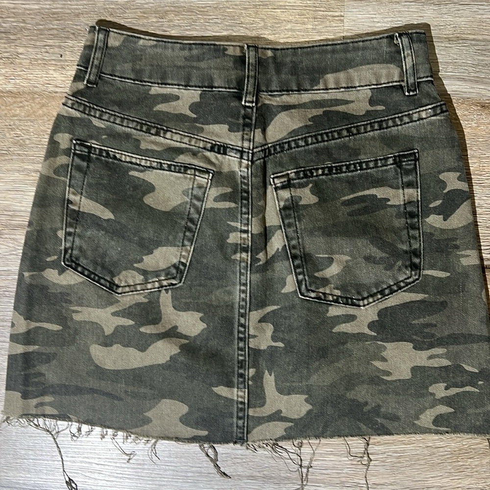 TOPSHOP
Moto Camouflage Denim Skirt Size 0 - Picture 6 of 9